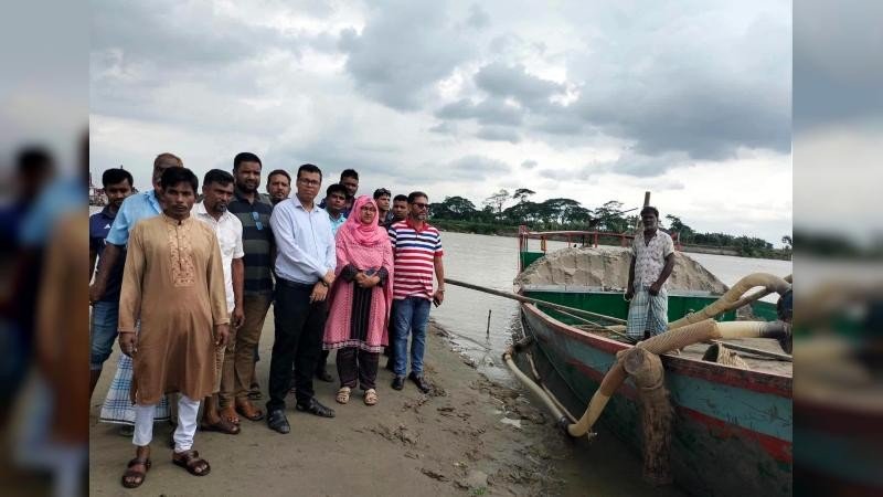 ঈশ্বরগঞ্জে মোবাইল কোর্টে জব্দকৃত বালুভর্তি ট্রলার ছিনতাই