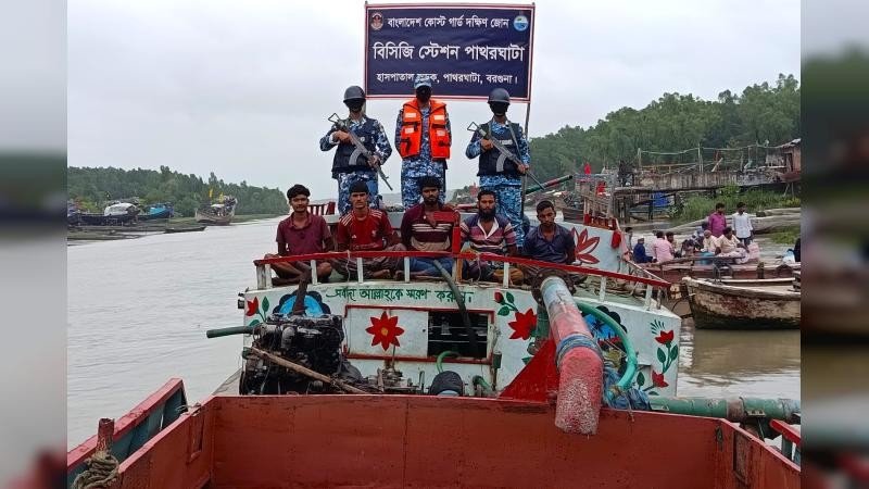 কোস্ট গার্ডের অভিযানে অবৈধভাবে বালু উত্তোলনে ১টি ড্রেজারসহ ৫ জন বালু উত্তোলনকারী আটক