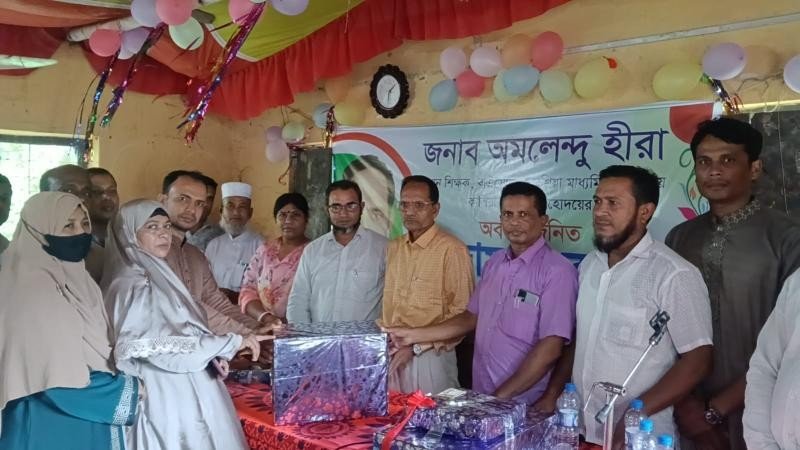 কালিয়ায় প্রধান শিক্ষক অমলেন্দু হীরাকে বিদায় সংবর্ধনা