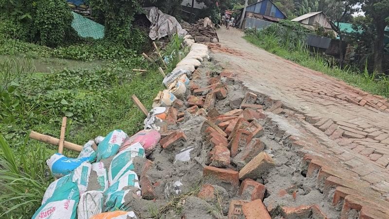 ৪ বছর ধরে নির্মাণ, ২ দিনেই ধসে পড়ল ৪ কোটি টাকার সড়ক
