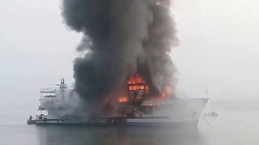 ওমান উপকূলে ট্যাংকারে ক্ষেপণাস্ত্র হামলা, জাহাজে আগুন