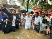 বন্যার্তদের পাশে ডা. শফিকুর রহমান, পানিতে নেমে খোঁজ নিলেন ক্ষতিগ্রস্ত পরিবারের