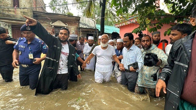 বন্যার্তদের পাশে ডা. শফিকুর রহমান, পানিতে নেমে খোঁজ নিলেন ক্ষতিগ্রস্ত পরিবারের