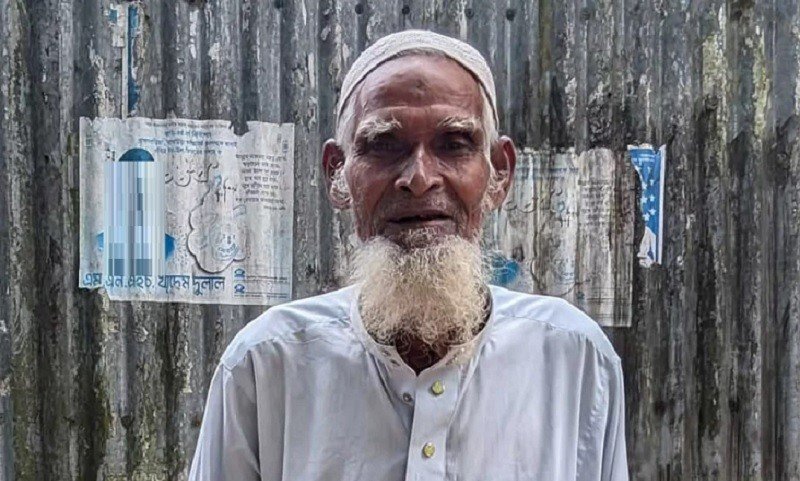 ১৫ বছর আগের ১০০ টাকা ফেরত দিতে পাওনাদারের বাড়িতে বৃদ্ধ