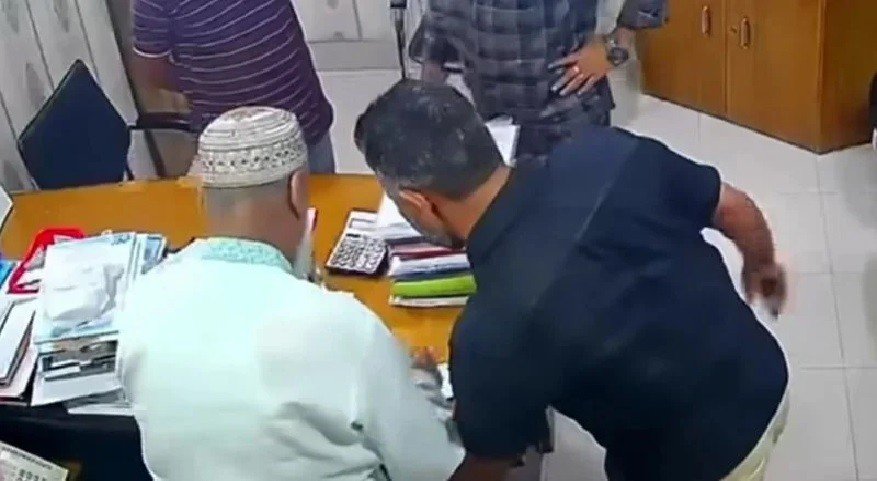 অণ্ডকোষ চেপে চেক-স্ট্যাম্পে স্বাক্ষর, গ্রেপ্তার সেই অভিযুক্ত 