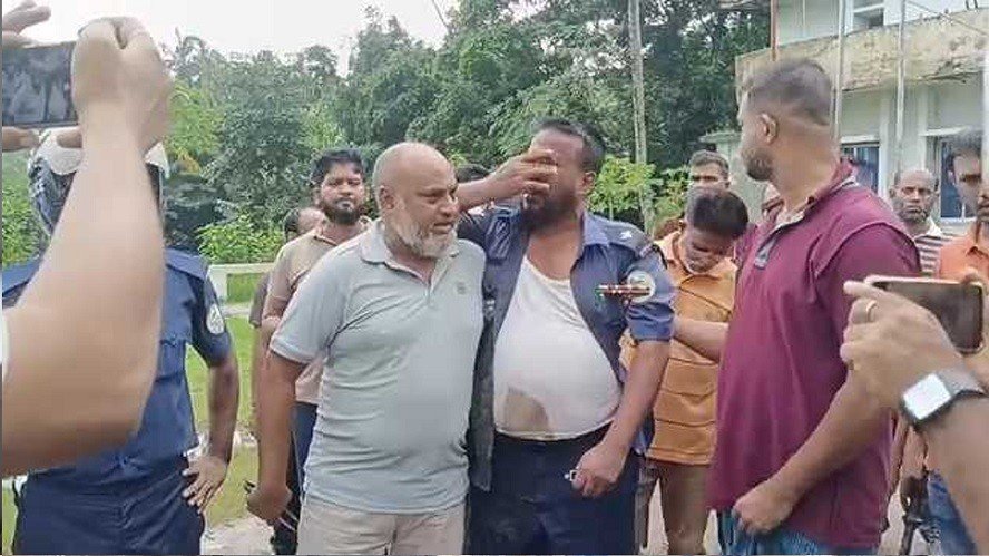 আসামি মৃত্যুর গুজবে বরিশালে থানায় হামলা, আহত ১২