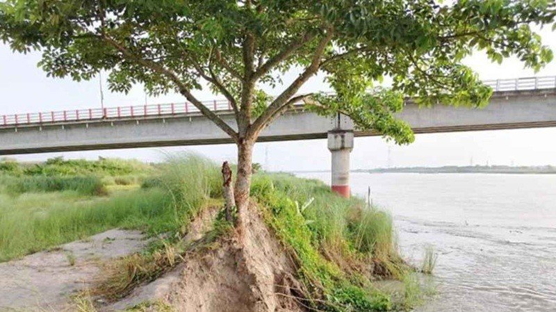 আড়িয়াল খাঁ’র পাড়ে ভাঙন, হুমকির মুখে সেতু