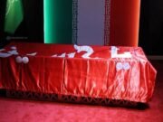 শেষ বিদায়ের প্রস্তুতি, খামেনির কফিনে ইমাম রেজার মাজারের লাল পতাকা