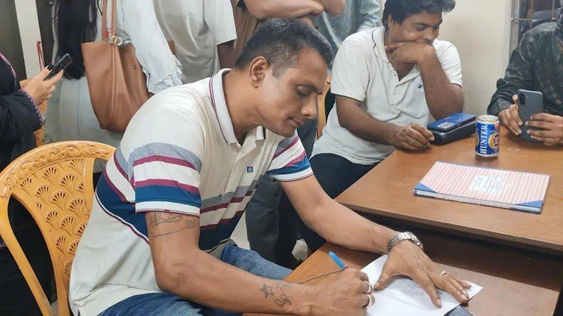 জাবিতে দুই ছাত্রীর গোপনে ছবি তোলার অভিযোগে যুবদল নেতা আটক