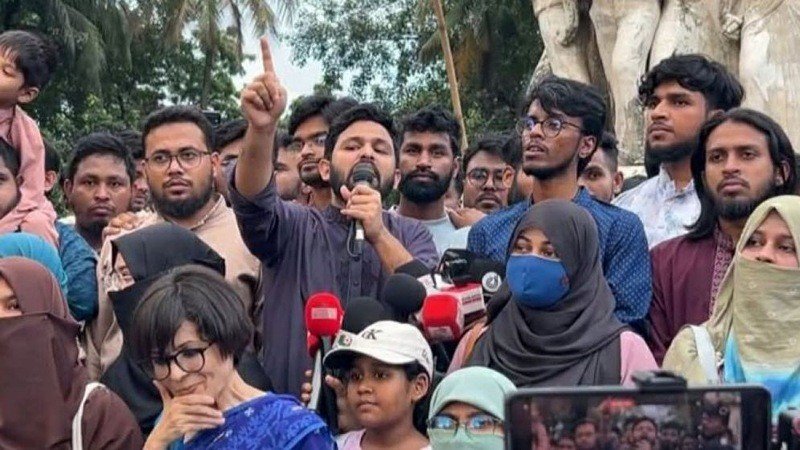 পদত্যাগকারী রাষ্ট্রপতিকে গ্রেফতারের দাবি ইনকিলাব মঞ্চের