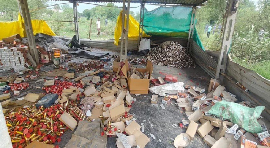 ভারতে অবৈধ আতশবাজি কারখানায় বিস্ফোরণ, নিহত ৮