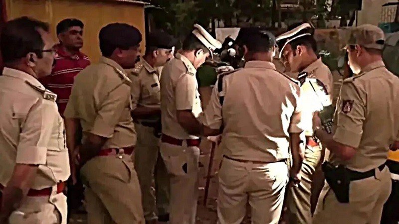 বাংলাদেশি দম্পতিকে রাস্তায় ফেলে পেটালেন ভারতীয় চিকিৎসক, অতঃপর...