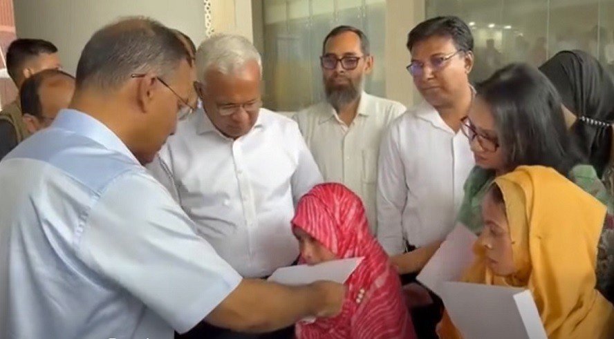 বিশেষ চাহিদাসম্পন্ন তিন ব্যক্তির হাতে নিয়োগপত্র তুলে দিলেন প্রধানমন্ত্রী