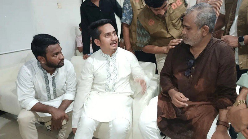 এনসিপির গাড়িবহরে হামলা, সার্কিট হাউজে আশ্রয় নিয়েছেন সারজিস