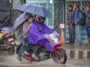 বর্ষায় মোটরসাইকেল চালাচ্ছেন? এই ৭টি ভুলই ডেকে আনতে পারে বড় দুর্ঘটনা