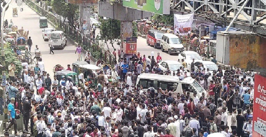 শিক্ষার্থীদের স্লোগান ‘আমি কে, তুমি কে- ফার্মের মুরগি, ফার্মের মুরগি’
