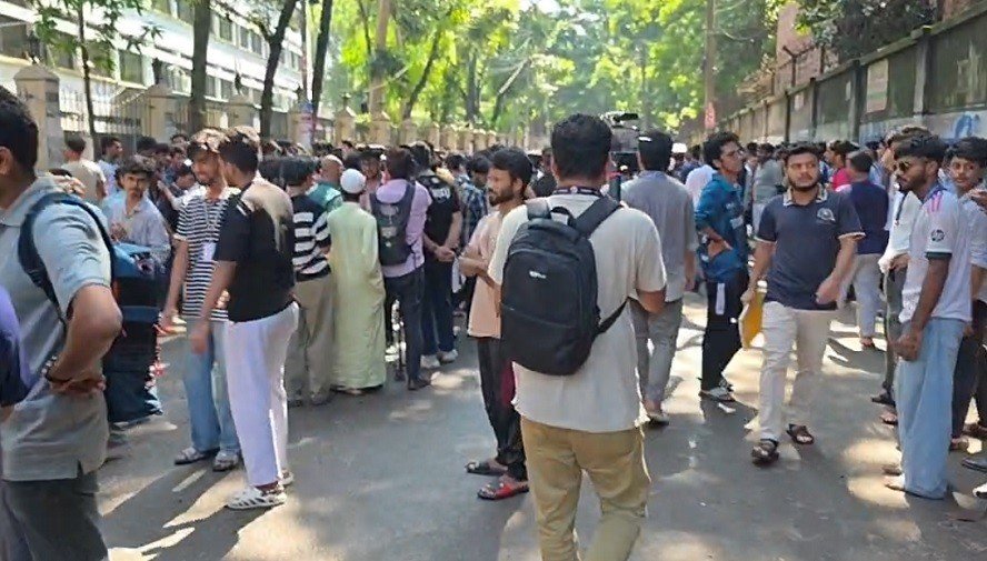 এবার মাধ্যমিক ও উচ্চমাধ্যমিক শিক্ষা বোর্ড ঘেরাও করল শিক্ষার্থীরা