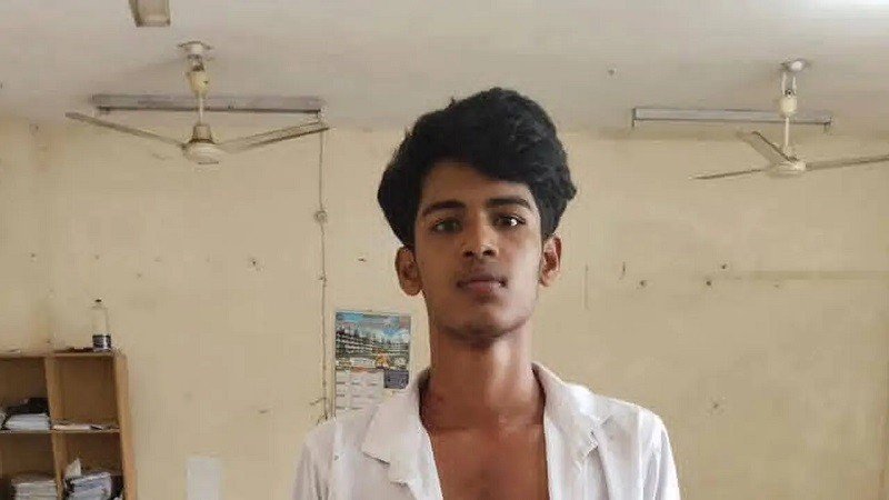 যুবককে হত্যার পর থানায় স্কুলছাত্রের আত্মসমর্পণ, জানাল কারণ