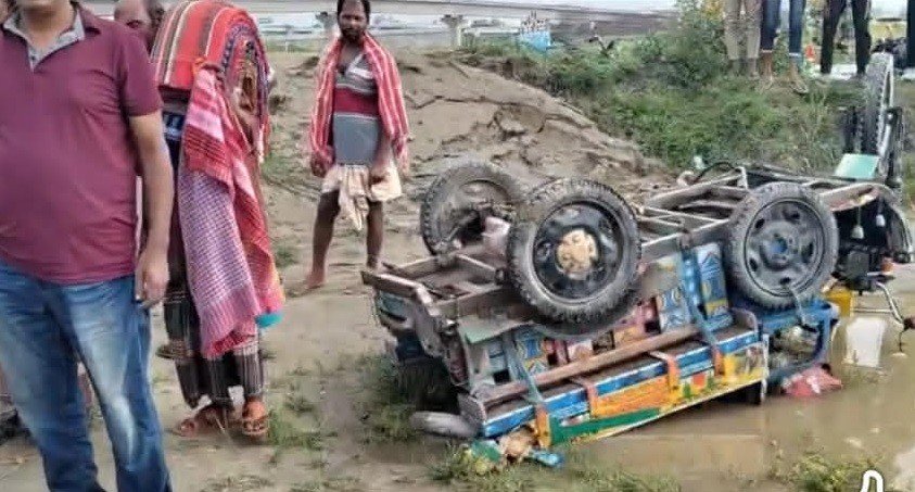 সিরাজগঞ্জের বাস চাপায় মা-ছেলে নিহত, আহত ৩