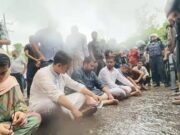 বৃষ্টিতে ভিজেও রাস্তায় অবস্থান এনসিপি নেতাদের