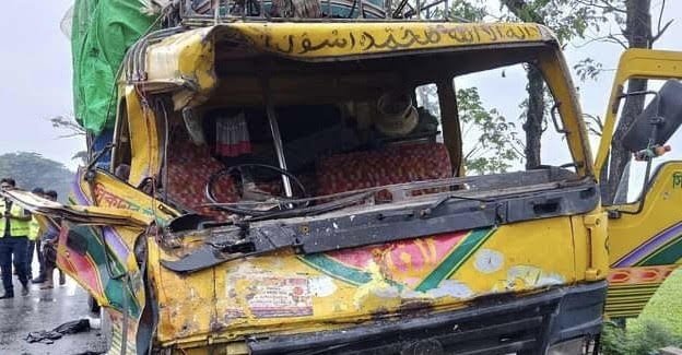 নাটোরে ট্রাক-ভ্যানের মুখোমুখি সংঘর্ষে নিহত ২