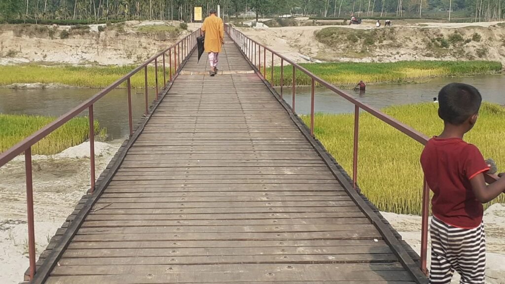ব্যক্তি অর্থায়নে দক্ষিণ বিলডগা খালের উপর কাঠের সেতু নির্মাণ ব্যক্তি অর্থায়নে দক্ষিণ বিলডগা খালের উপর কাঠের সেতু নির্মাণ