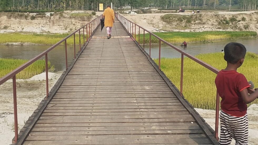ব্যক্তি অর্থায়নে দক্ষিণ বিলডগা খালের উপর কাঠের সেতু নির্মাণ