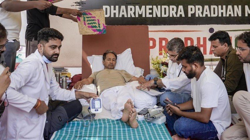 শিক্ষামন্ত্রীর পদত্যাগ দাবিতে সোনম ওয়াংচুকের অনশন ১৮ দিনে, শারীরিক অবস্থা দুর্বল