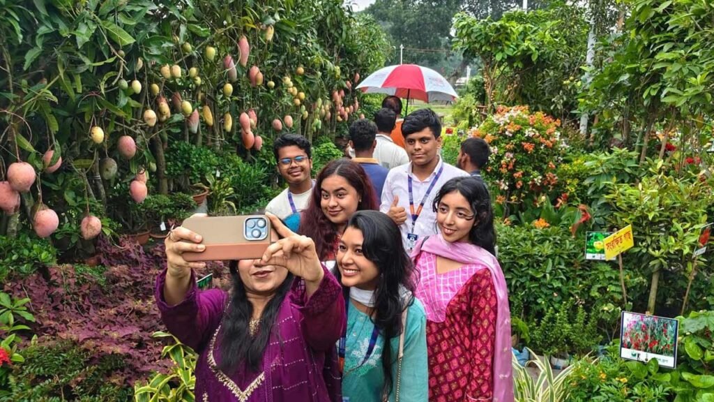 দর্শনার্থী কম, আকর্ষণে ভরপুর জাতীয় বৃক্ষমেলা