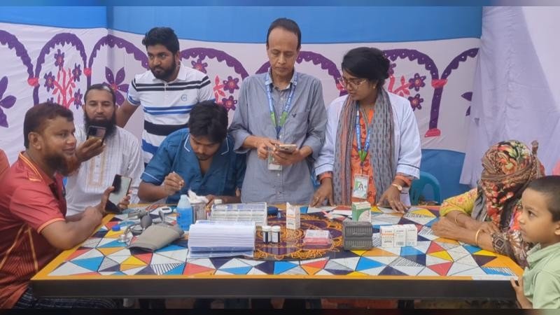 সিরাজগঞ্জে দুই শতাধিক মানুষকে বিনামূল্যে স্বাস্থ্যসেবা প্রদান