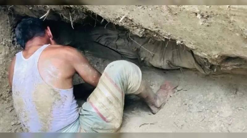 কুমিল্লায় স্ত্রীর কবর খননের সময় মিলল ২ যুগ আগের স্বামীর অক্ষত মরদেহ