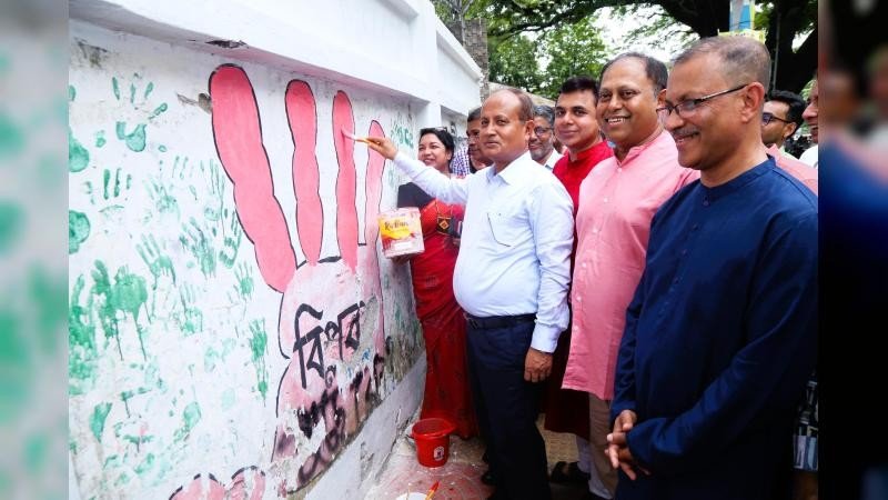 ঢাবিতে জুলাই-গ্রাফিতি সংরক্ষণে রংকরণ ও পুনর্লিখন শুরু