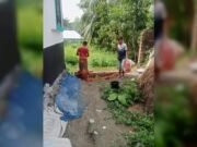 রাস্তায় প্রাচীর তুলে চলাচলের পথ বন্ধ, চরম ভোগান্তিতে ৫০ পরিবার