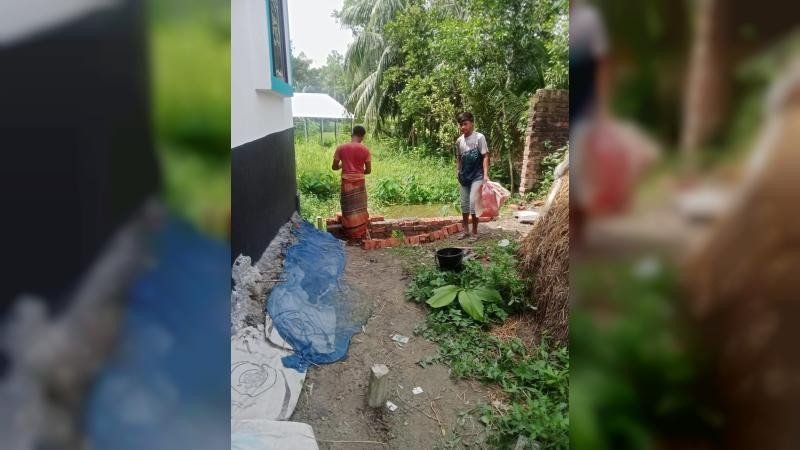 রাস্তায় প্রাচীর তুলে চলাচলের পথ বন্ধ, চরম ভোগান্তিতে ৫০ পরিবার