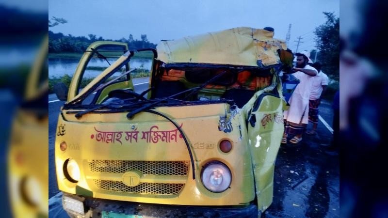 নাটোর-বগুড়া মহাসড়কে চলন্ত গাড়িতে পিকআপের ধাক্কা, প্রাণ গেল ব্যবসায়ীর