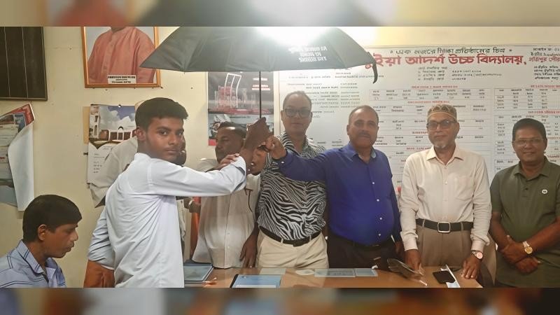 নওগাঁর পত্নীতলায় দুদকের অর্থায়নে শিক্ষা উপকরণ বিতরণ