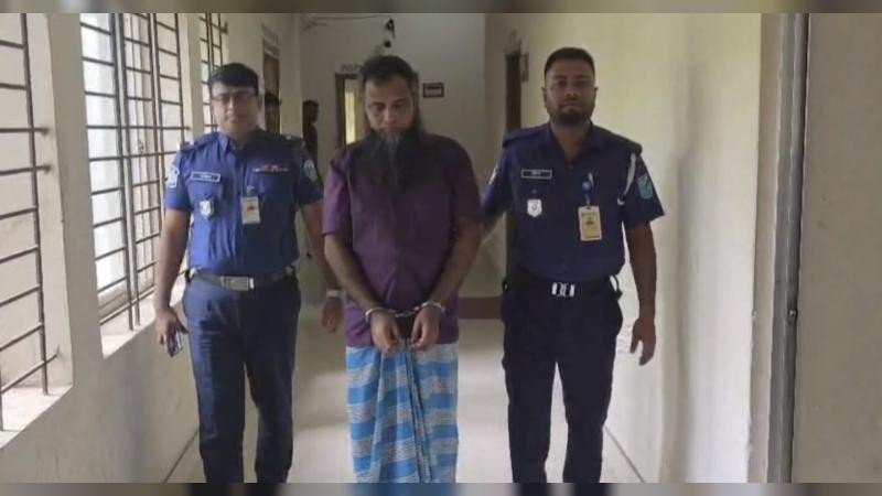 শরীয়তপুরে বিদেশি রিভলবার ও দেশিও অস্ত্রসহ আটক ১