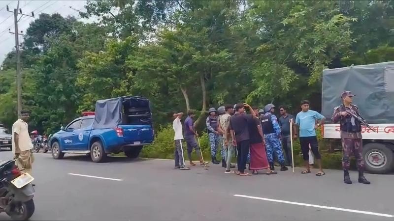 টেকনাফে দিনদুপুরে সড়কে গাছ ফেলে ডাকাতি, বিকাশের ৬০ লাখ টাকা লুট