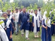 সিরাজগঞ্জে শিক্ষার্থীদের মাঝে ৫ হাজার গাছের চারা বিতরণ