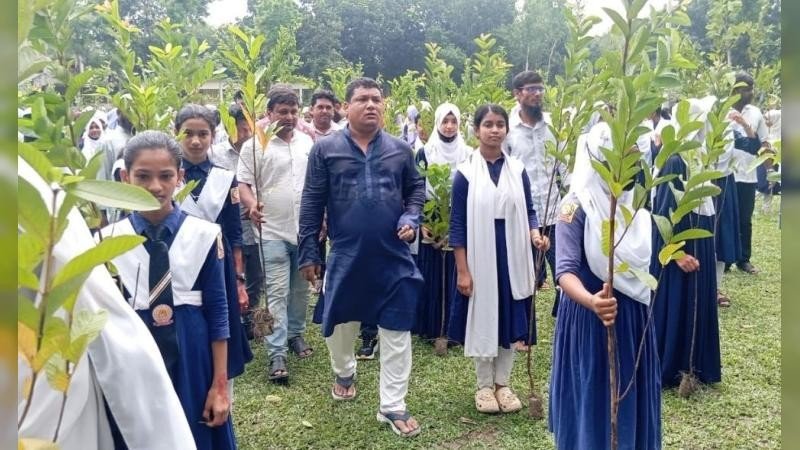সিরাজগঞ্জে শিক্ষার্থীদের মাঝে ৫ হাজার গাছের চারা বিতরণ