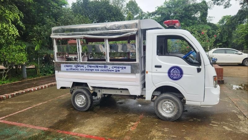 ঝিনাইগাতী থানাকে পিকআপ ভ্যান উপহার