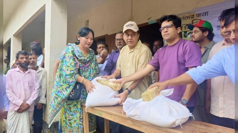 খাগড়াছড়িতে বন্যা দুর্গত পরিবারের মাঝে ত্রাণ বিতরণ করলেন এমপি ওয়াদুদ ভূইয়া