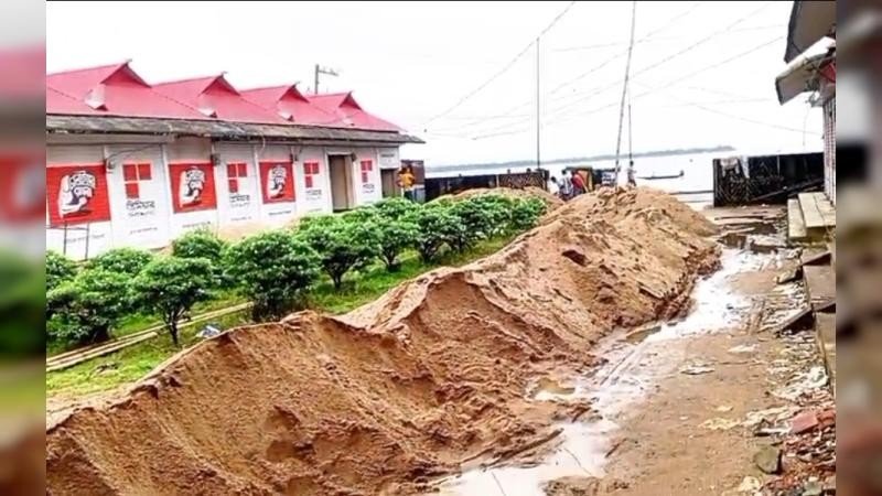 বিশ্বম্ভরপুরে বালুসহ কোটি টাকার বাল্কহেড নৌকা জব্দ