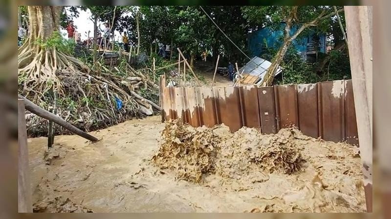নদীর তলদেশে পাইপে ছিদ্র, দেড় মাস ধরে বের হচ্ছে গ্যাস