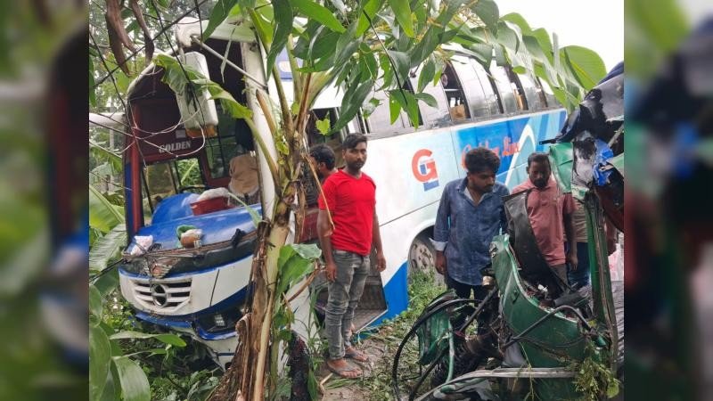 গোল্ডেন লাইন বাসের সাথে সিএনজির মুখোমুখি সংঘর্ষ: নিহত ১, আহত ৫