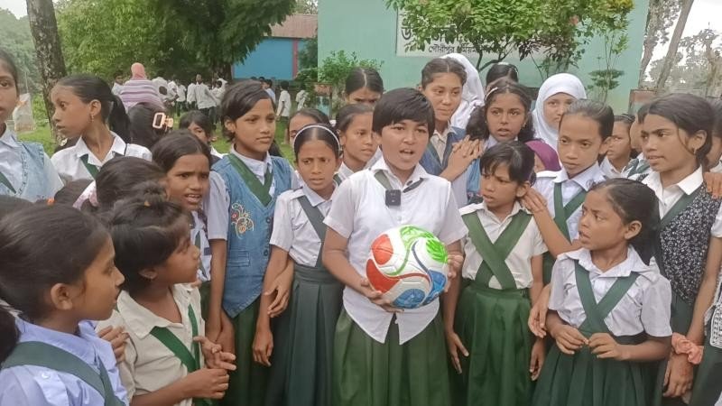 খেলাধুলার মাধ্যমে মাদক-সন্ত্রাসমুক্ত প্রজন্ম গঠনে গৌরীপুরে শিক্ষার্থীদের মাঝে ফুটবল বিতরণ