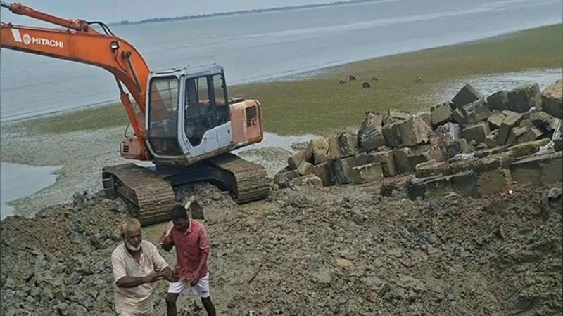 রাতের আঁধারে উপকূলীয় বাঁধ কাটার চেষ্টা