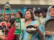 গ্যাস-বিদ্যুৎ সংকট ও দ্রব্যমূল্য বৃদ্ধির প্রতিবাদে হারিকেন-চুলা নিয়ে ঢাবিতে বিক্ষোভ