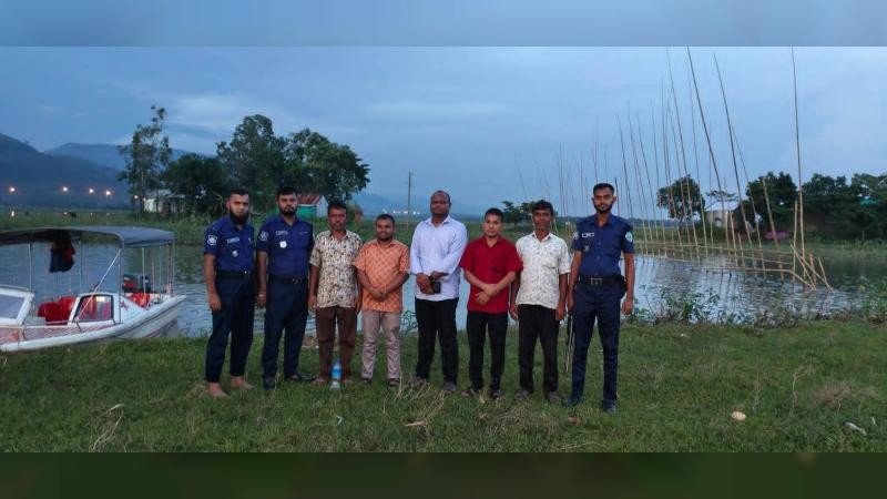 তাহিরপুরের শান্তিপুর নদীর বালু লুটের ঘটনায় বারকি নৌকা বিনষ্ট