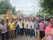 গোয়ালন্দে বিদায়ী ইউএনও'র বিরুদ্ধে ঝাড়ু মিছিল